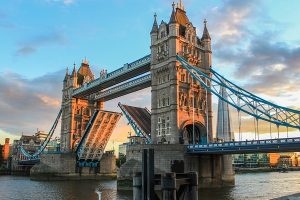 Tower Bridge w Londynie - co warto zwiedzić - porady