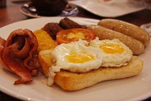 Angielska kuchnia - typowe angielskie śniadanie - boczek, jajko, tost