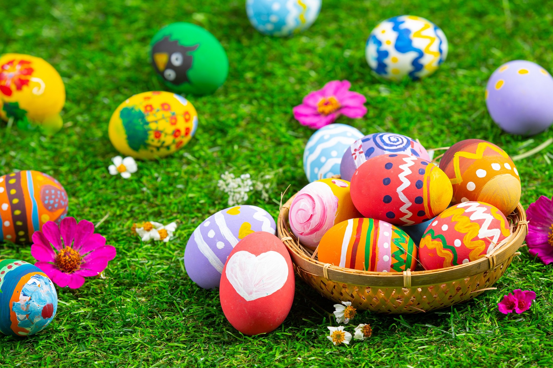 Eggs Hunt - zabawa wielkanocna polegająca na szukaniu jajek w ogrodzie