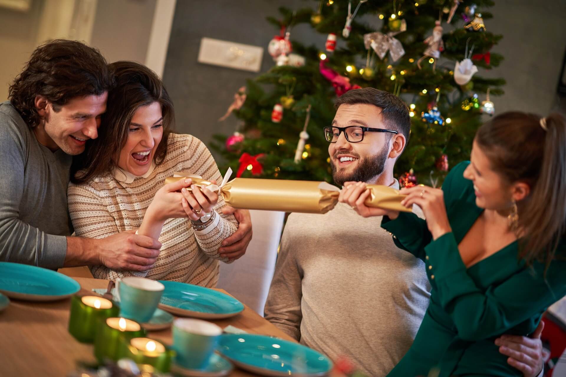 Christmas crackers to popularny element kolacji w Boże Narodzenie w UK